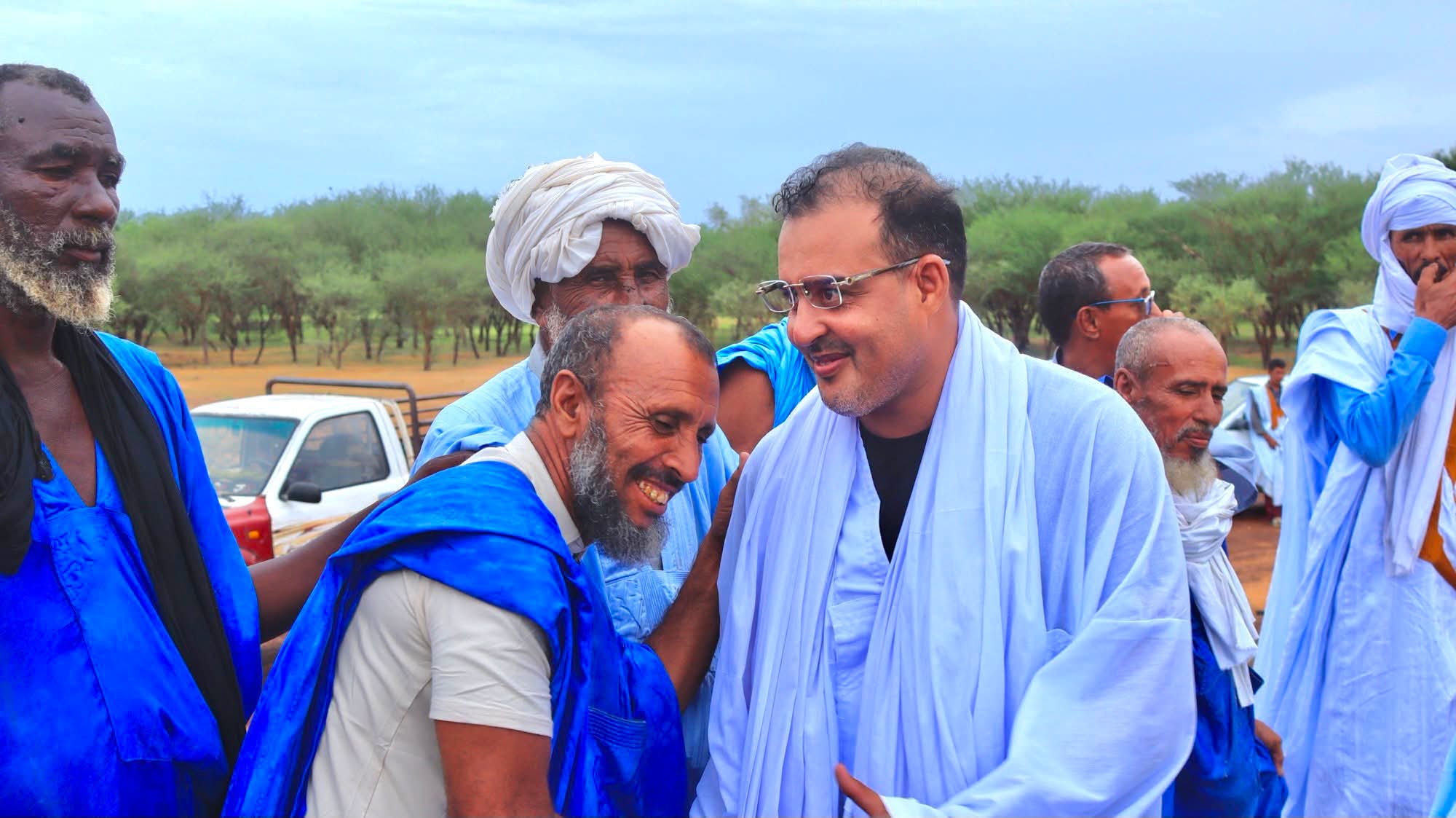 استقبال حاشد للإطار وجاهه بن علي في اعوينات ازبل / صور